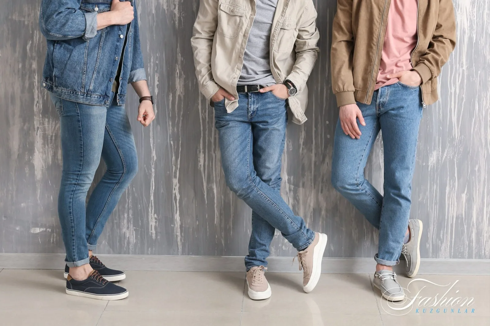 Gri duvar önünde açık yıkama kot ve denim ceket giyen erkekler