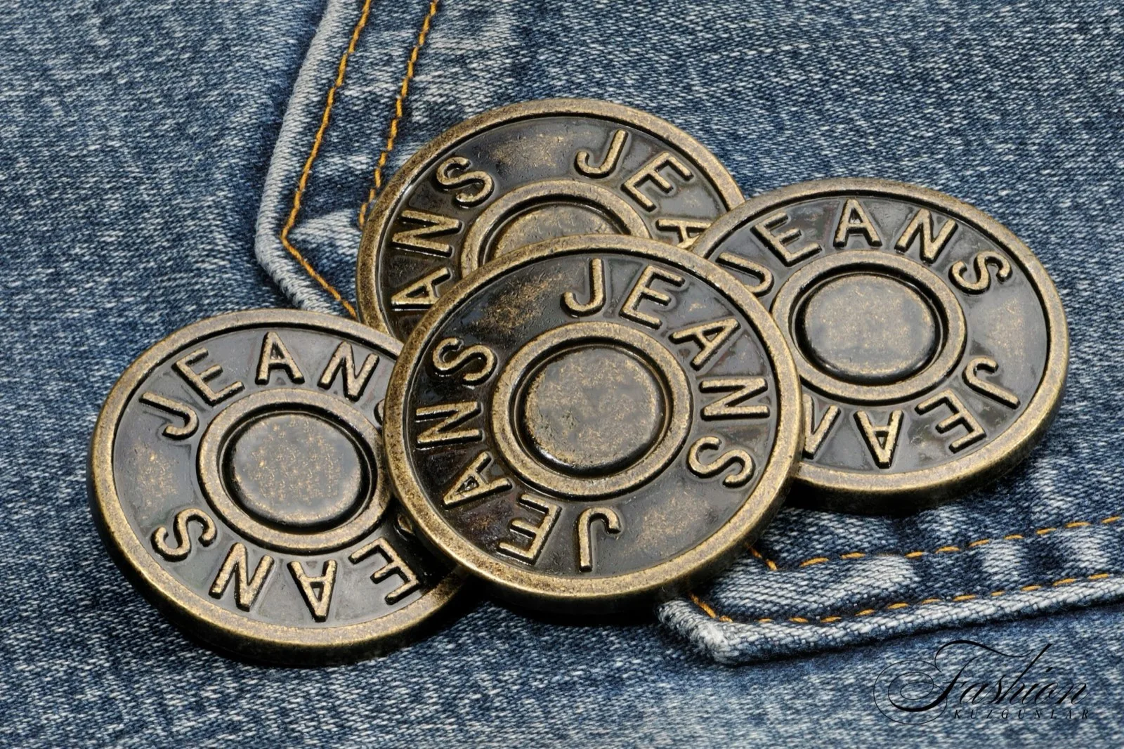 Denim kumaş üzerinde metal kot düğmeleri