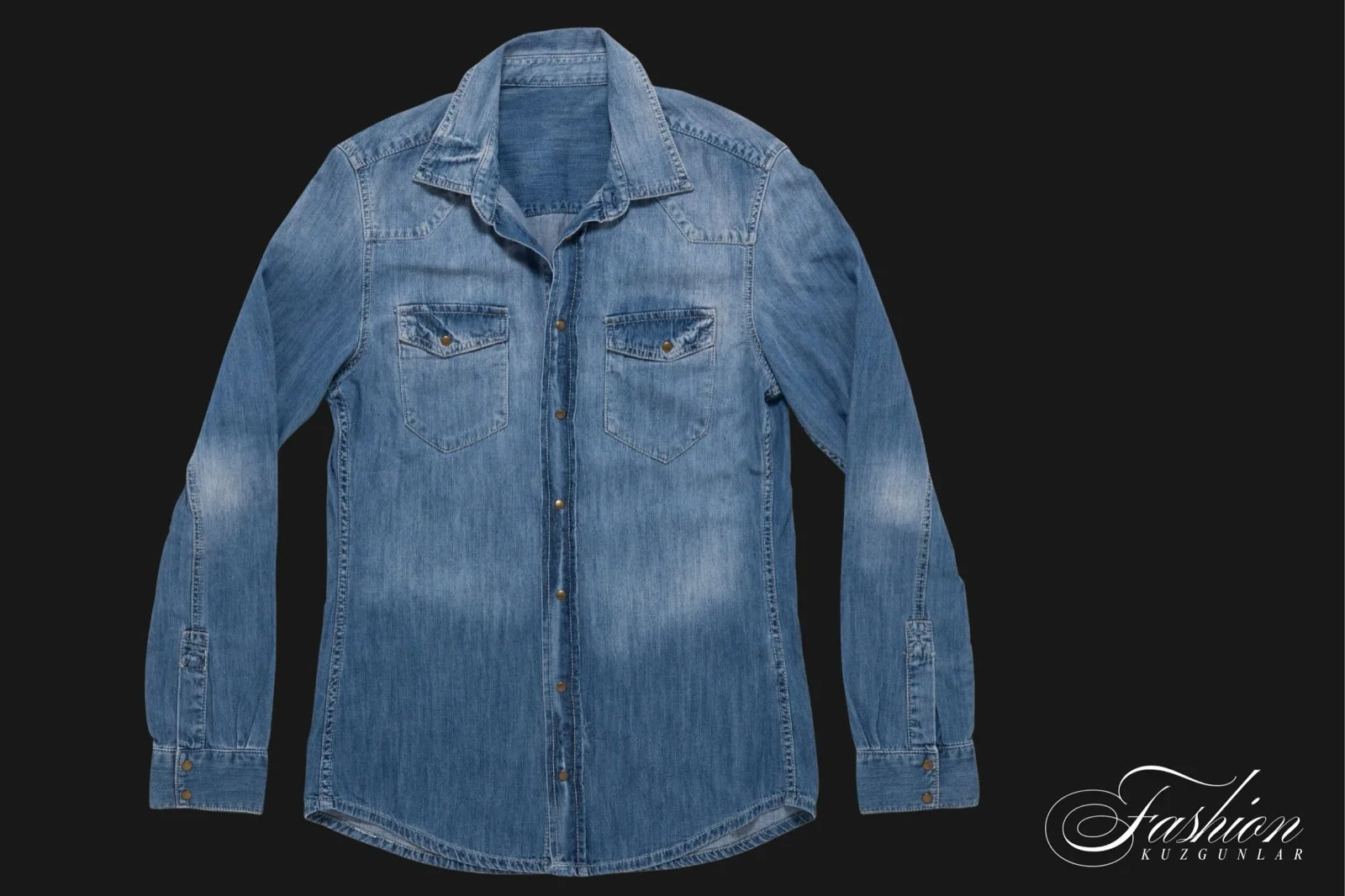 Siyah zemin üzerinde serili uzun kollu denim gömlek