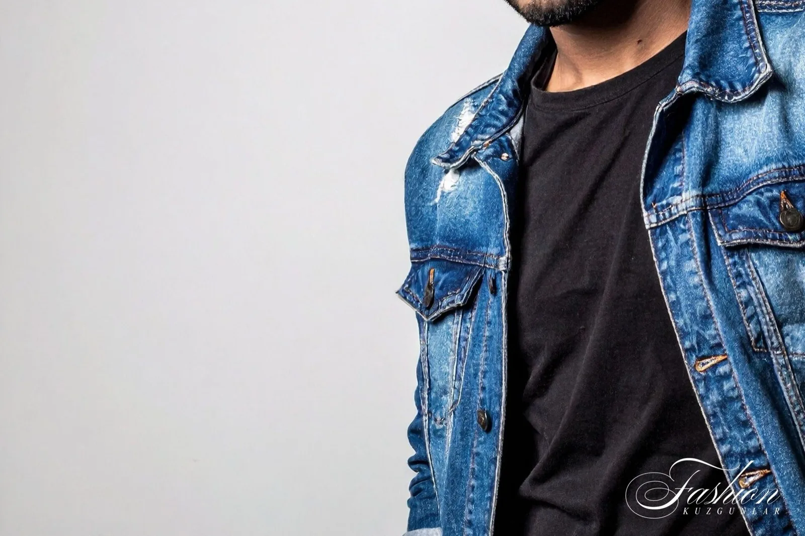 Siyah tişört üzerine orta yıkama denim ceket giyen erkek