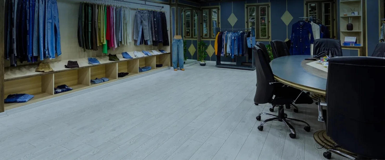 Kuzgunlar Tekstil'de denim numune showroomu ve toplantı masası