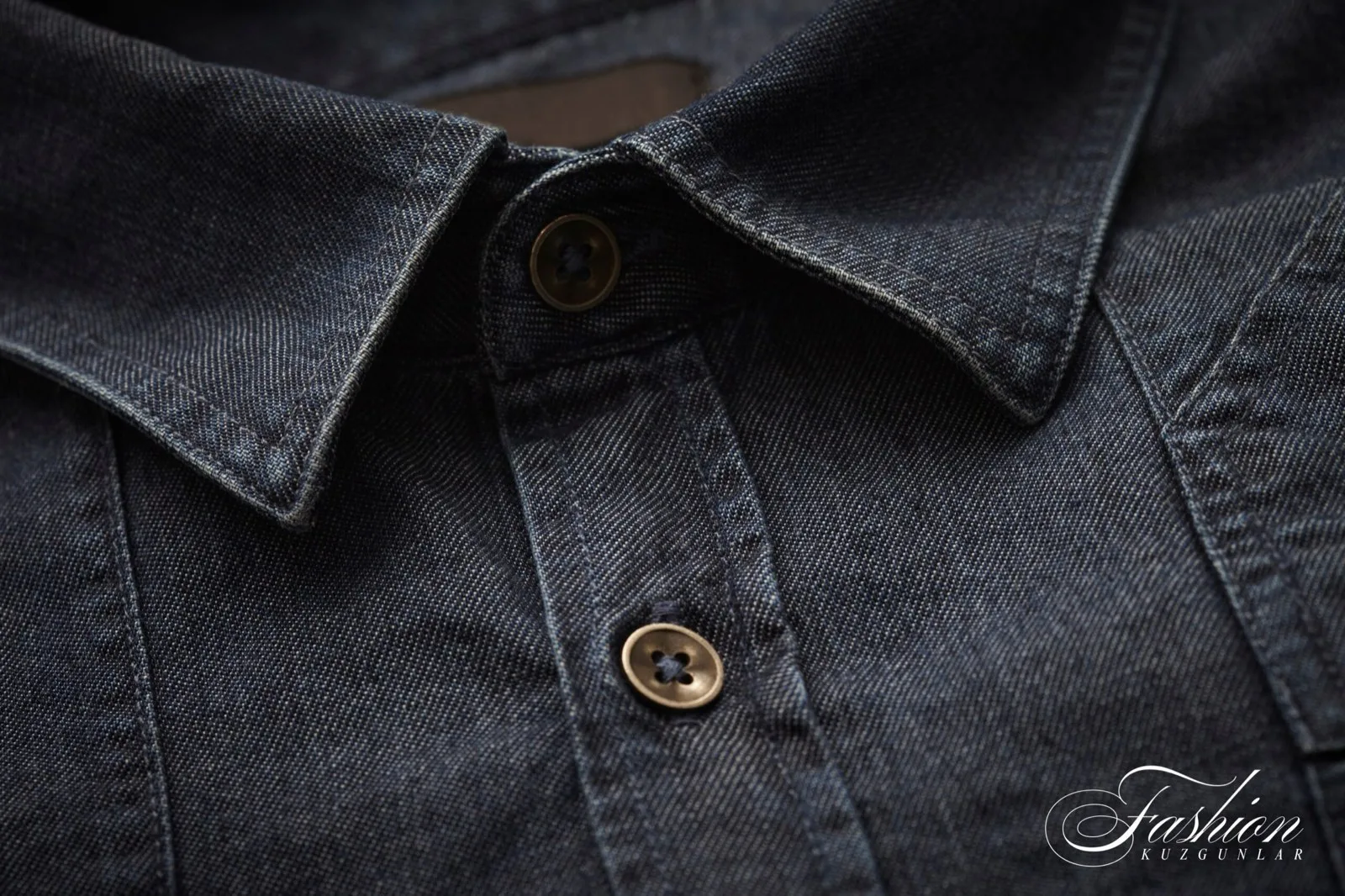 Koyu denim gömleğin yakası ve düğmeleri