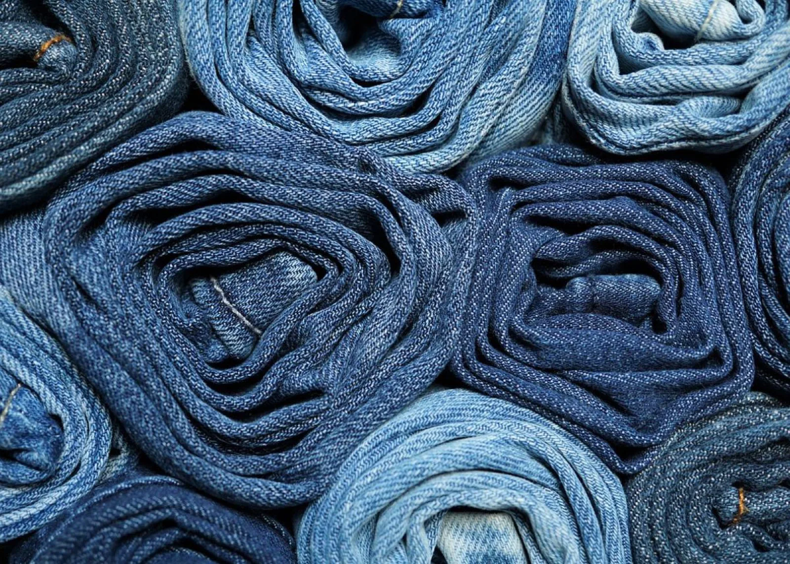 Farklı yıkamalarda top hâlinde denim kumaş