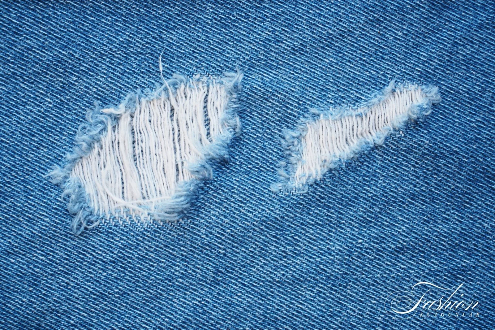Püskül iplikli eskitilmiş denimin yakın görünümü