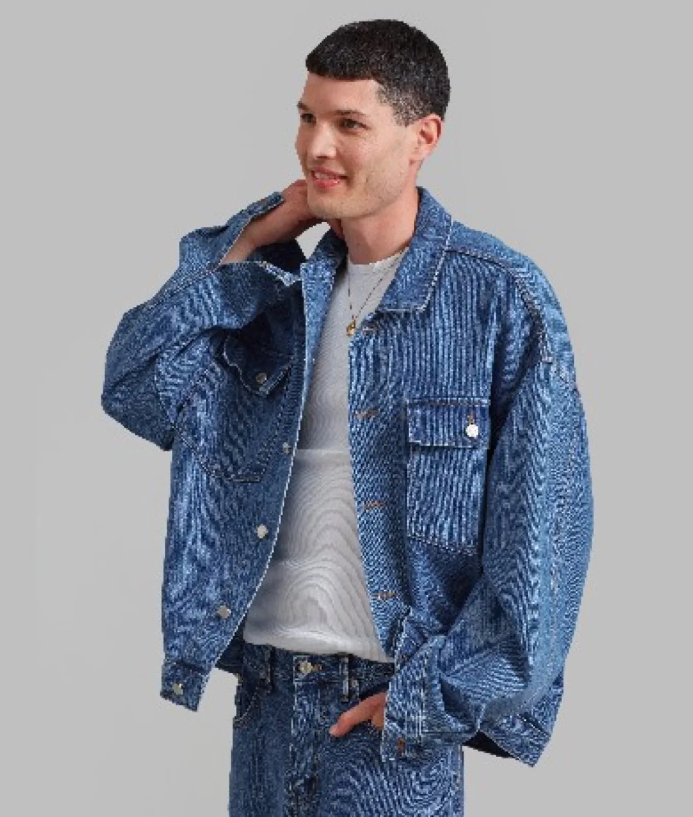 Oversize açık yıkama denim ceket giyen erkek