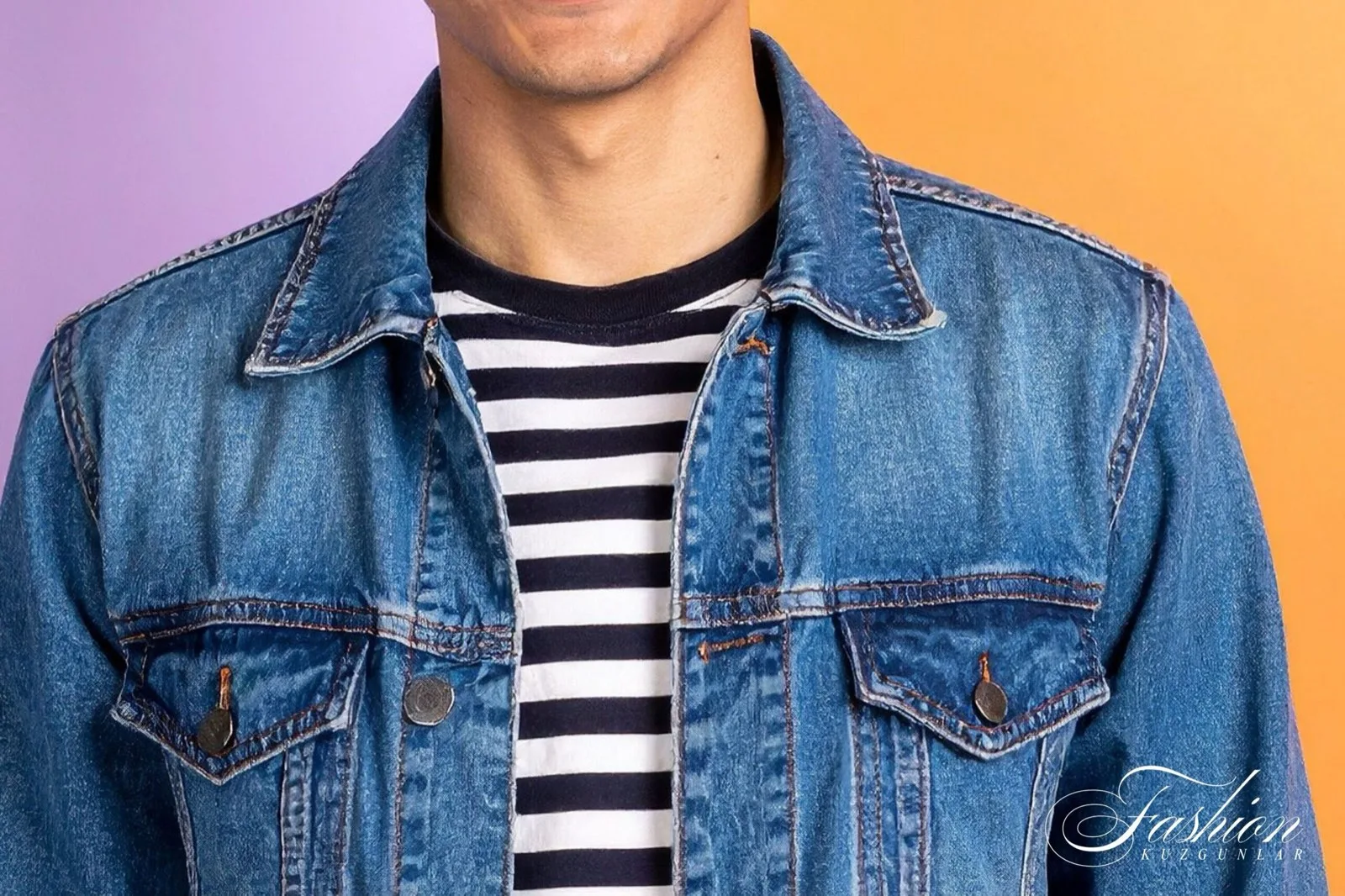 Çizgili tişört üzerine klasik mavi denim ceket giyen erkek